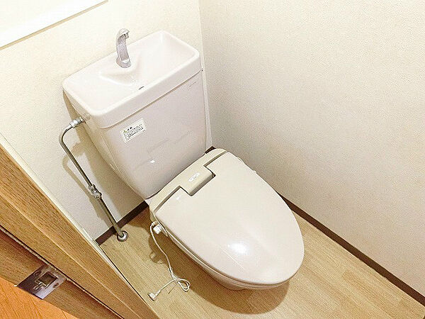 画像3:電源を入れると暖かい便座のトイレです。