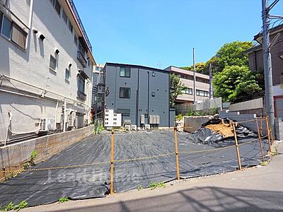 外観：「六本木」駅が最寄り駅の利便性に富んだ立地です。　飲食店が豊富にあり、外食には困りません。