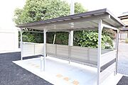 少しのお買い物にも便利な駐輪場で（イメージ）自然豊かな環境に建設中です。