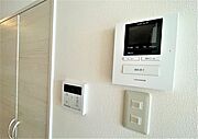 モニター付きインターフォンを採用し防犯対策。