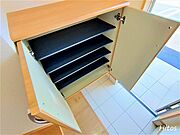 コンパクトながら収納力のあるシューズボックスです。