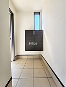 小窓つきの明るい玄関。L字型でプライバシーにも配慮。