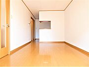 広々としたリビングは日当たり良好です。