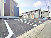 広々ゆったりと駐車可能な駐車場。