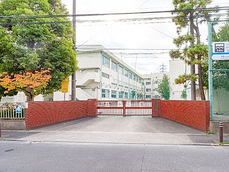 足立区立谷中中学校 徒歩9分。 720m