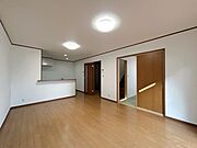 【リフォーム済】リビングの写真です。壁や床はクリーニングを行い、照明は新品に交換しました。