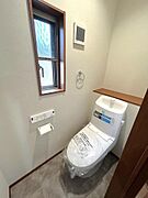 【リフォーム済】2階トイレの写真です。トイレは新品に交換しました。直接肌に触れるトイレは新品だと嬉しいですね。