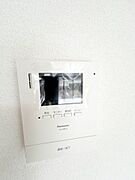 【同仕様写真】リビングに新設するドアホンはカラーモニター付き。モニターで玄関にいらしたお客様を確認してから応対できます。留守中の来客も記録できるので防犯面でも安心ですね。