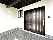 【リフォーム済】玄関の外観写真です。玄関ドア交換を行いました。玄関はおうちの第一印象。新品交換すると雰囲気が一新しますね。