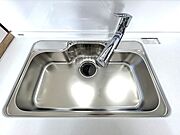 【リフォーム済】新品交換予定のキッチンのシンクはサビにくく熱に強いステンレス製です。水はねの音を抑える静音設計で、従来よりもさらに水音が静かになっています。