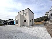 【リフォーム済】外観の別角度写真です。南向き日当たり良好。お庭部分が広く、隣の住宅と密集していないので陽の光が入ってきやすくなっております。