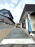【リフォーム済】倉庫解体完了し、駐車3台可能になりました。（車種によります）解体することで居住スペースにも陽光が差し込み明るい室内に。また、カースペースはもちろん外観全体も明るくスッキリとした印象へ…