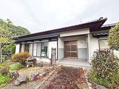 外観:【10/18まで現況販売】建物の外観写真です。平家の住宅です。 外観:【10/18まで現況販売】建物の外観写真です。平家の住宅です。