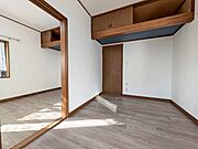上部に収納を設け、空間を上手に活用しています。