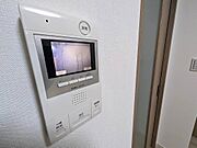 【インターホン】エントランスはオートロックで、モニターつきのため来訪者が確認できて安心です。