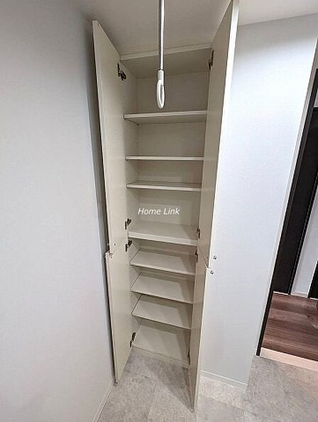 洗面室に収納付きです。