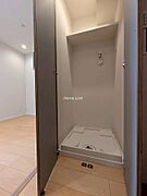 洗濯機置場は生活感を出さない扉付きです。