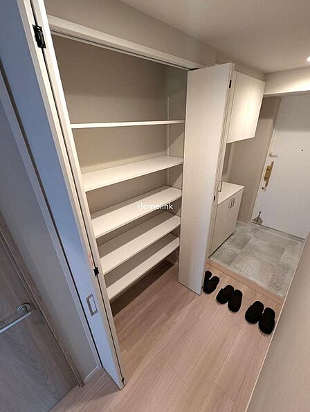 【リビング収納】元々あった細長い小さなリビング収納でしたが、拡張して収納量を増やしました。棚は可動式のため、好みの高さに調節できます。