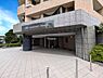 外観：【エントランス】角地にあるマンションで広々としたエントランスでどちらから帰ってきても同じように入りやすくなっています。屋根がかかっている部分があり雨の日の傘の支度・片付けや夏の陽射しも遮ってくれます