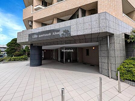 【エントランス】角地にあるマンションで広々としたエントランスでどちらから帰ってきても同じように入りやすくなっています。屋根がかかっている部分があり雨の日の傘の支度・片付けや夏の陽射しも遮ってくれます