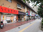 川越街道沿いの立地で1階は書店や整骨院などの店舗になっています。