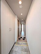【玄関】玄関を入るとセンサーでダウンライトが自動点灯します。シューズボックスはトールタイプの三列あり充実の収納量です。