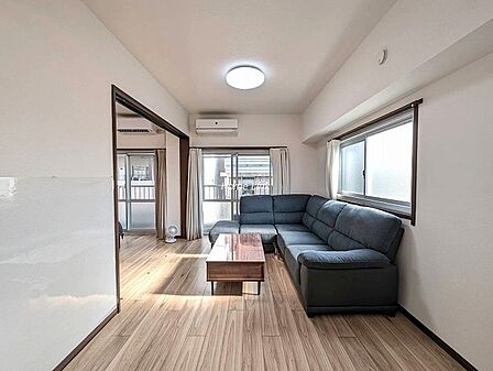 【LDK】角部屋のため窓がたくさんあってとても明るいリビングです。売主様が入居時に設置されたエアコン２台もそのままお使いいただけるため初期費用を抑えられます。