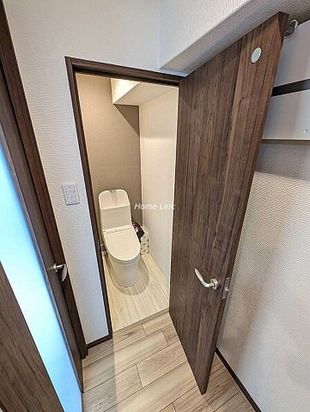 【フラットフロア】廊下からトイレ、洗面所、リビング、洋室と段差のないフラットフロアです。
