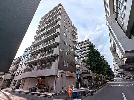 【外観】山手通りおよび首都高沿いの立地ですが、対象住戸は大通りとは反対側の位置です。マンション1階にはラーメン屋さんが入っています。