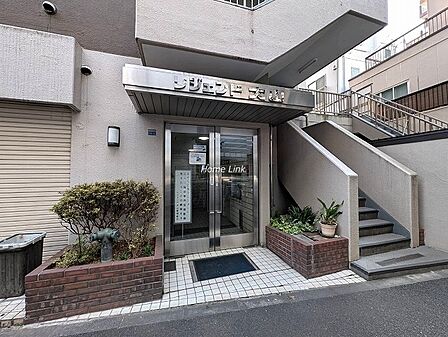 【エントランス】山手通り（バス通り）沿いにエントランスがあり、歩道も整備されているので歩きやすく、夜も安心です。