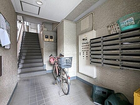 館内にエレベーターはございませんので、毎日の適度な運動として階段をご利用いただく形となります。