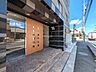 エントランス：【エントランス】マンションは新耐震基準施工、2020年12月に大規模修繕工事を実施済みです。