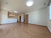 ●〇家族の思いを抱きながら、平和であることに感謝したくなる悠久の時。あたかかく感じるのは、陽当りだけではなかった！広く和やかに暮らせる空間と家族の存在が胸にジーンと響きわたる。理想の住まいがここに〇●