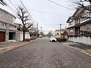 ●〇閑静な住宅地に馴染む落ち着いた色合いの外観。長く愛着を持って住んで頂きたいからこそ飽きのこないシンプルな色目を採用しました。外壁には耐久性・防汚性に優れ、お掃除もしやすいたサイディング材を使用〇●