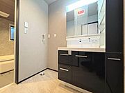 ●〇平日の朝であっても、落ち着きとくつろぎを感じられる。歯磨き粉が行方不明になるようなごちゃごちゃ感も解消。収納力の高い洗面所です。　コーディネートされた空間で気持ちよく身だしなみを整えられます　〇●
