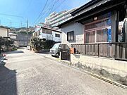 一戸建てを中心とした街並が続き、静かで落ち着いた住環境です。心地よいライフスタイルが実現できる予感。