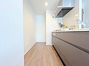 ●〇新しいキッチンは気分も上がり、家事も楽しくできそう。お手伝いをしてくれるお子様と並んで立てるキッチンは、ご家族のコミュニケーションを育む場として活躍します。収納力が高い事も大事なポイントです〇● 