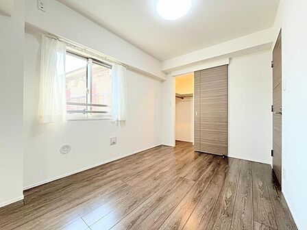 ●〇採光もアクセントの一つとして。プライベートルームにはやさしい光が射し込んでいて、この明るい好みの空間で読書や音楽。充実した時間を過ごせます。日中に明りをつける必要が無い事も物件選びの大きな条件〇●