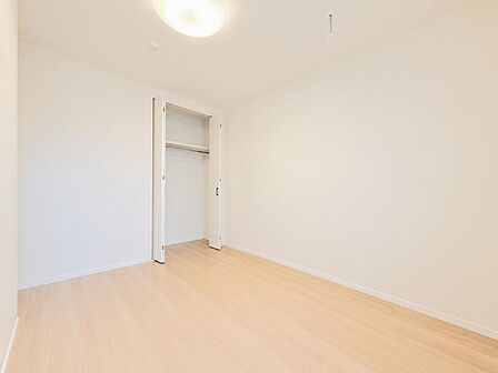 ●〇バルコニーに大きく面した掃出し窓から光が降りそそぐ開放的な居室です。大きな窓からは、太陽の光はもちろん、爽やかな風が部屋一面に吹き抜けます。部屋のこもったニオイもすぐに換気することが出来ます 〇●