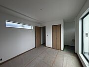 シンプルな空間こそ、真っ白なキャンパスです。お好きな家具を配置して、彩を加えて下さい。もちろん十分な収納もご用意させて頂いております。
