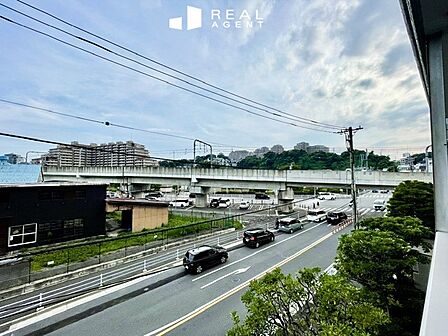 開けた眺望で、緑豊かな景色と青空を感じることができます。