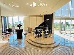 24時間利用可能なキャビンラウンジでは心地の良いピアノの音色に癒される空間が広がります。来客の対応もこちらで可能。