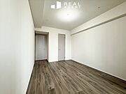約8帖の主寝室。ライフスタイルに合わせてお部屋のレイアウトを変更しやすいシンプルな内装。様々なテイストの家具とマッチします。