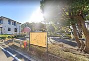 【いちご遊園】190ｍ　いちご型のドーム屋根が付いた可愛い休憩所付きの公園です。