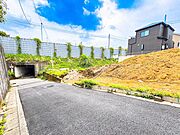 【前面道路を含む現地外観】