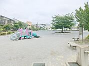 【南台公園】350ｍ　一本桜が綺麗な公園です。遊具は小さな滑り台、砂場、鉄棒、バネで動く乗り物があります。