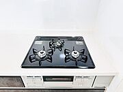 【三ツ口ガスコンロ】煮込み料理をする際にコンロが一つ塞がって他の料理ができなくて時間がかかる！そんな不満を解決してくれる3口コンロは他の調理ができるので捗ります！