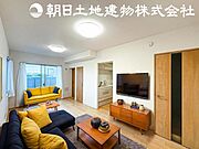 【南西向きで明るく開放感のあるリビング】※画像は実際の室内写真を基に家具・調度品の配置例をCG合成したもので、実際とは多少異なります。また、家具等は販売価格に含まれません。