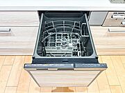 【ビルトイン食洗機】洗浄から乾燥までボタン一つで完結する食洗機付き。大変な洗い物がぐっと短く済みます！