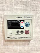 【フルオートバスシステム】浴槽の湯張りから、追い焚、足し湯までボタンひとつで操作。湯張りは一定量になるとチャイムでお知らせし、一定時間自動で保温します。